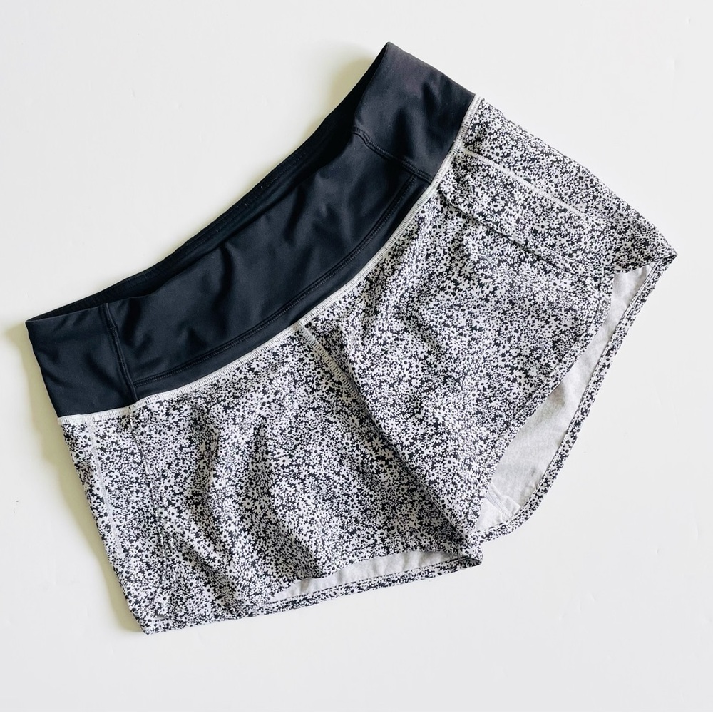 Lululemon SIZE 4 Run Times Short 4” in Ditsy Daisy White Black